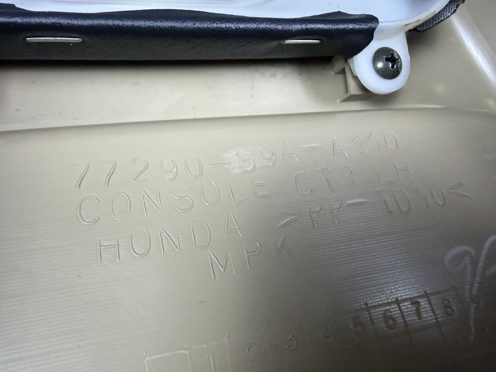 ✅ 02-06 Honda CRV Manual Transmission shifter Shift lower center console Ivory