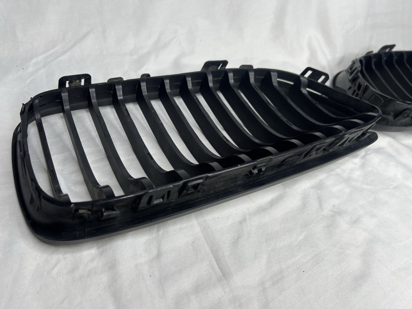 ✅ 09-12 OEM BMW E90 335I Front Bumper Grill Black Pair OEM