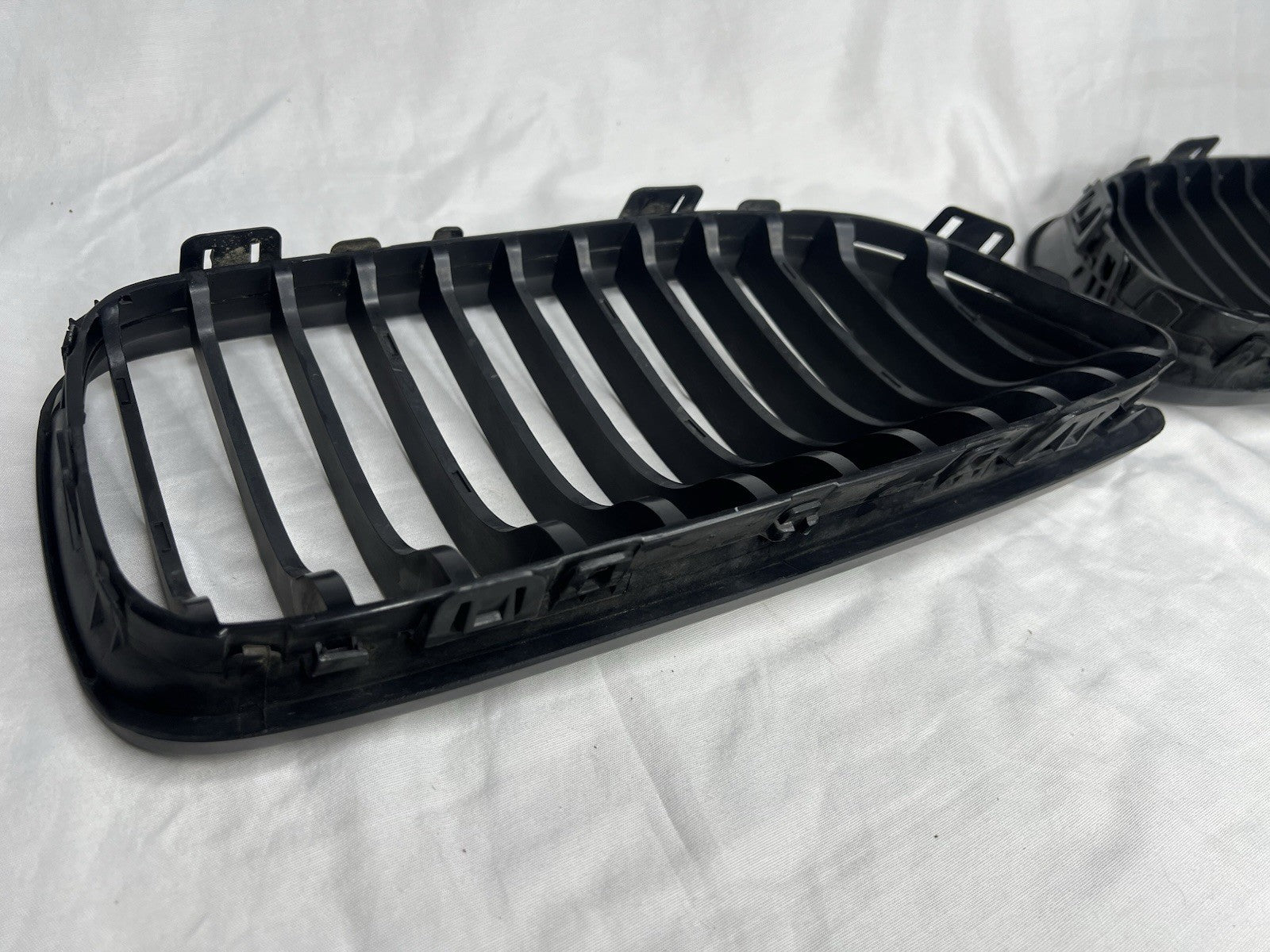 ✅ 09-12 OEM BMW E90 335I Front Bumper Grill Black Pair OEM