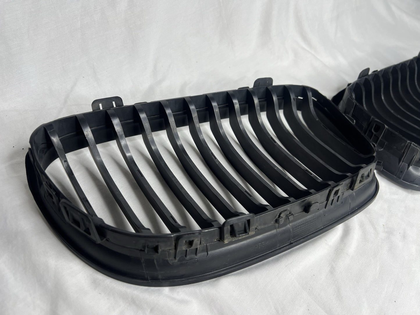 ✅ 09-12 OEM BMW E90 335I Front Bumper Grill Black Pair OEM