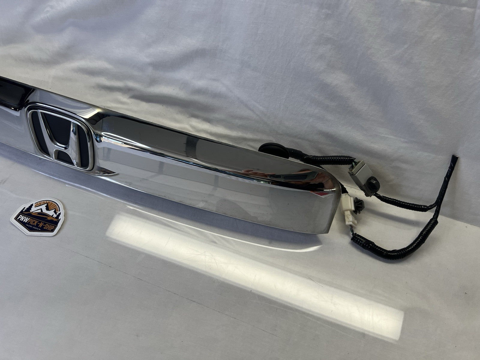 ✅ 09-15 Honda Pilot Tailgate Trunk Handle Bezel Finish Molding With Camera OEM